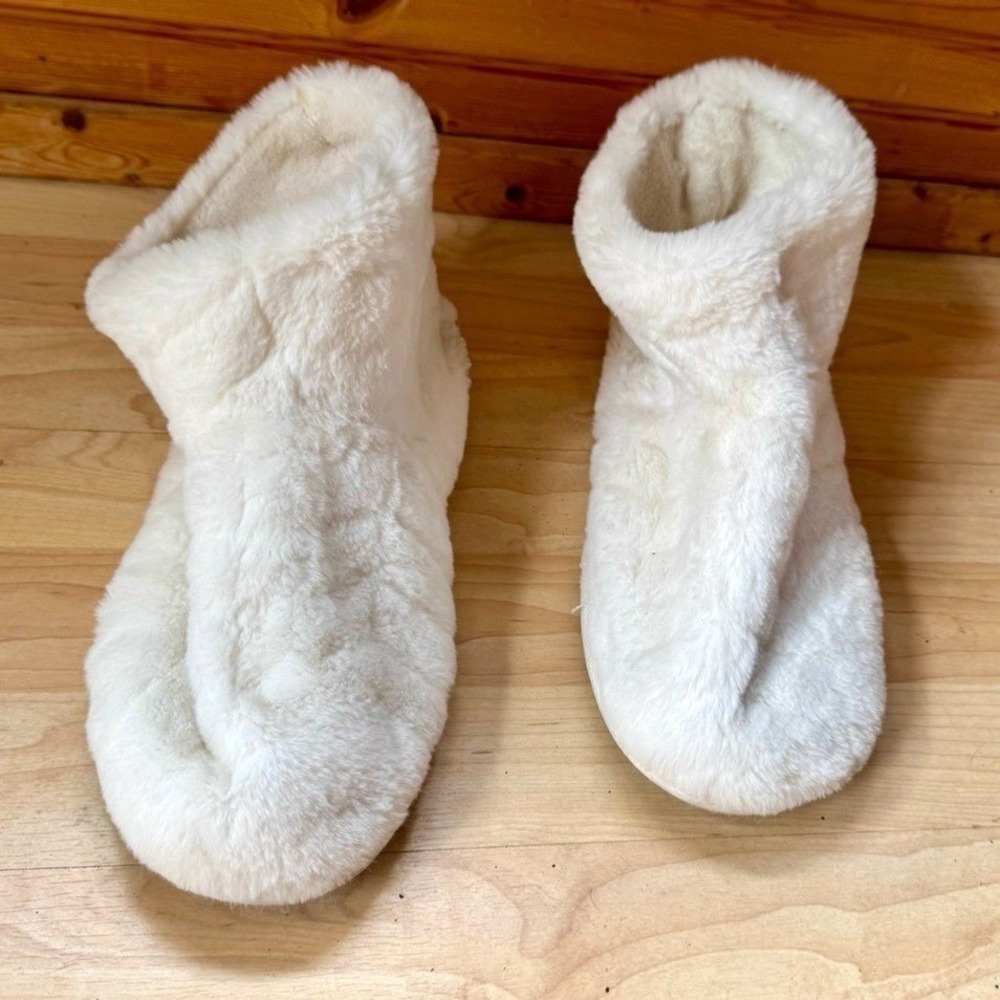Muk Luks Slippers Rubber Bottom 10 Fluffy White Booty Cabincore Nesting Cozy AF
